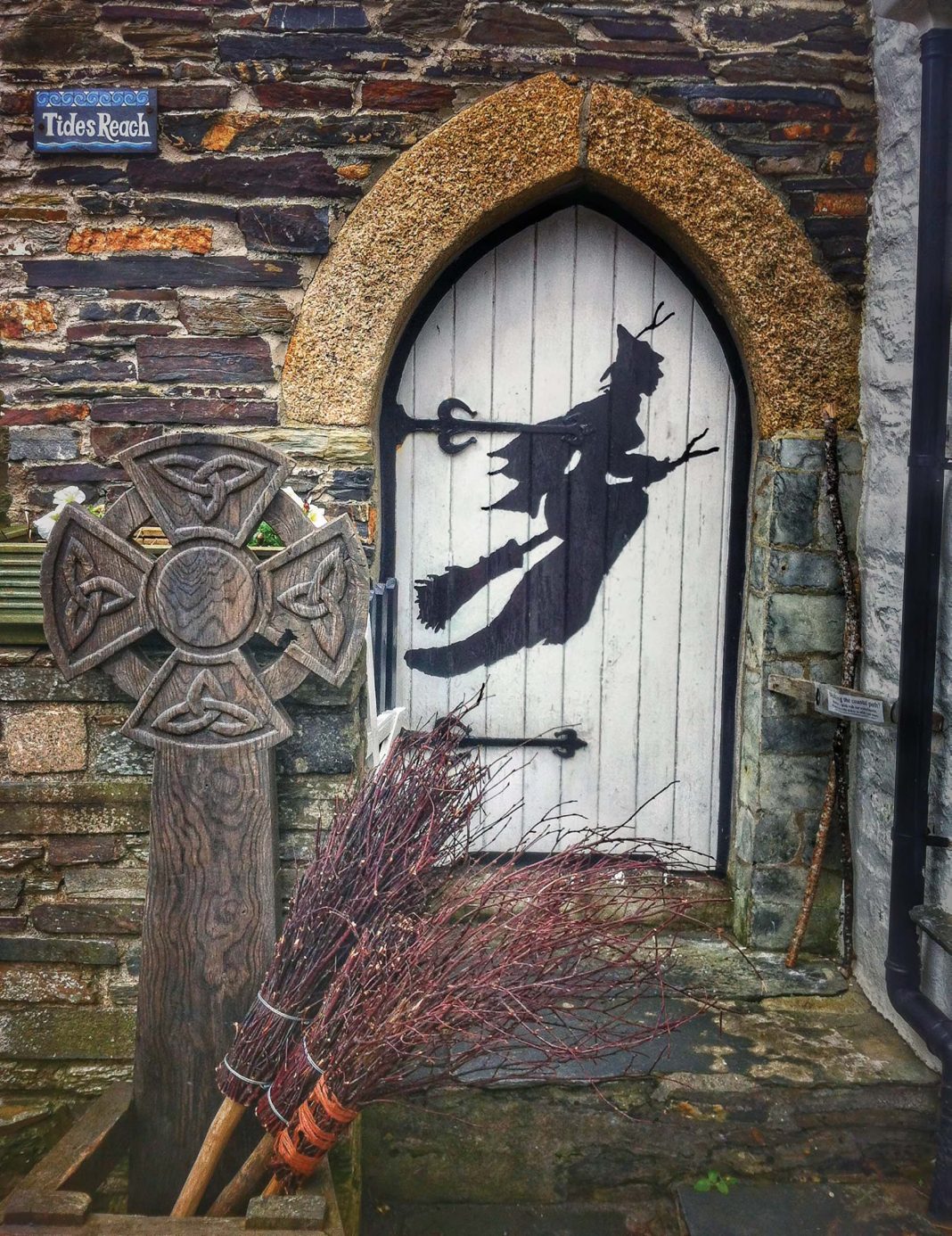 Visiting Witches. © Tea & Morphine