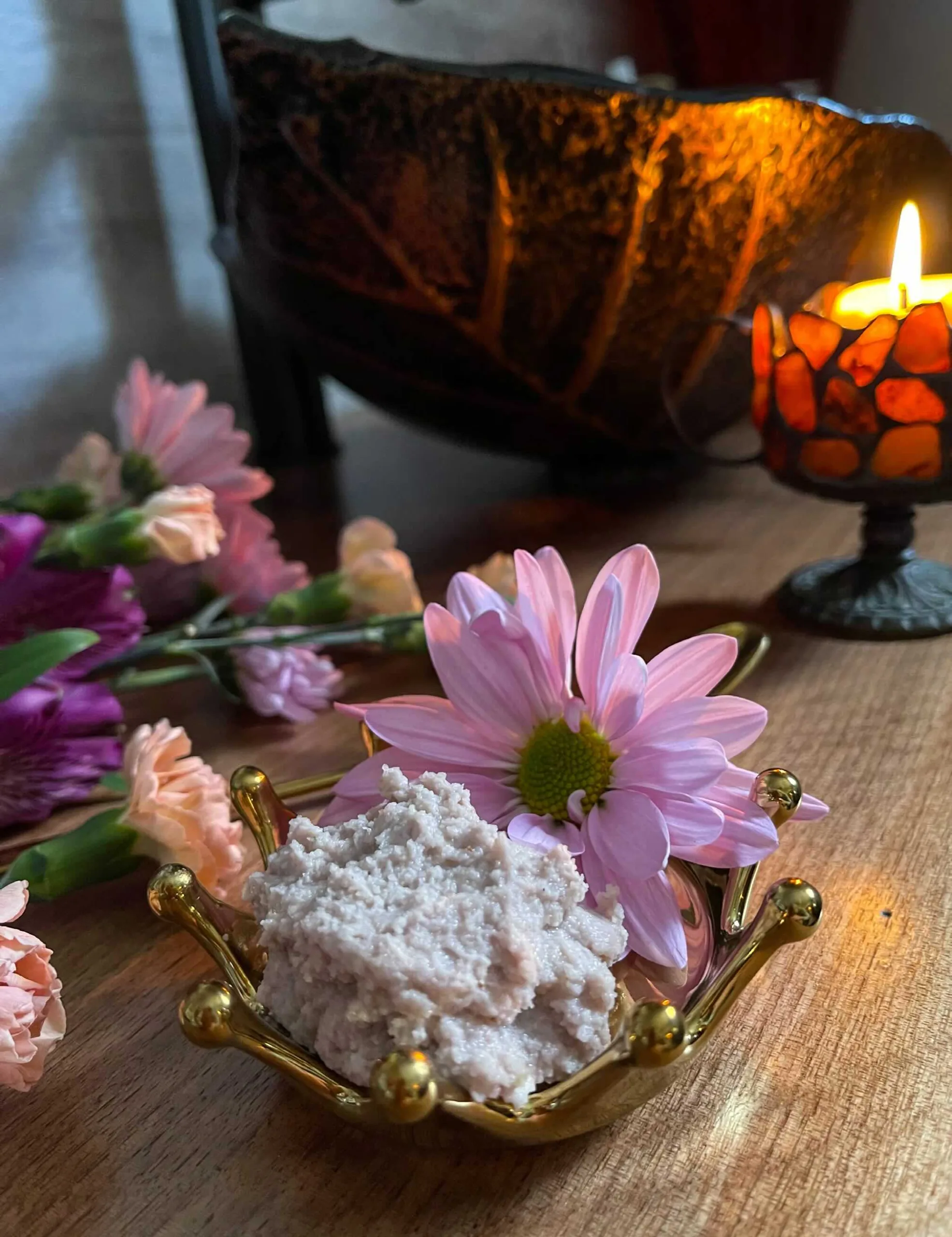 Peau de Printemps Beauty Witch Secret: You can double the recipe and store it in the fridge for several days. I love this when the moon is new, and you can do a follow-up treatment as she waxes. Add a bit of spring water just before using if the mixture thickens.