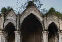 How to Pose in Gothic Architecture