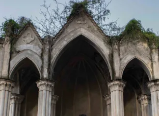 How to Pose in Gothic Architecture